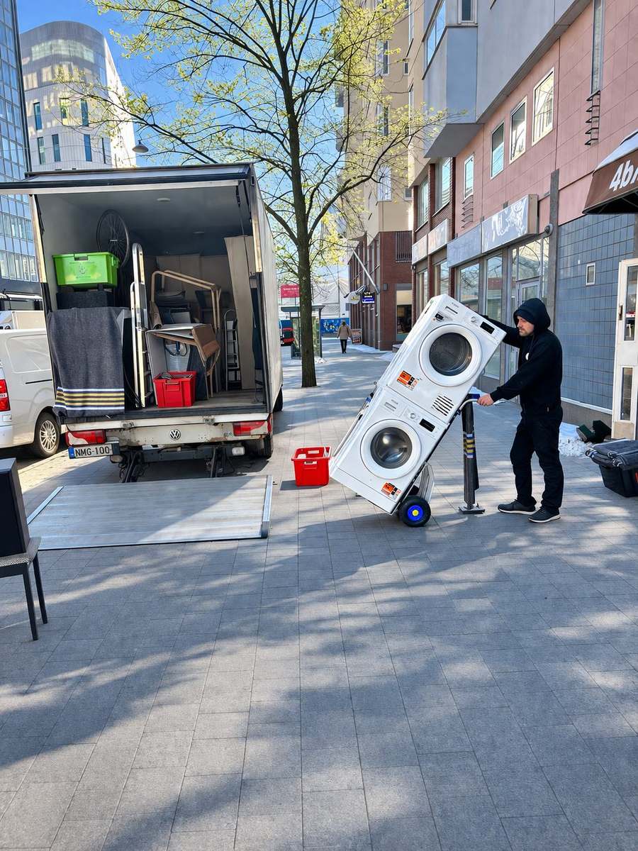 Kodinkoneiden siirto kärryllä